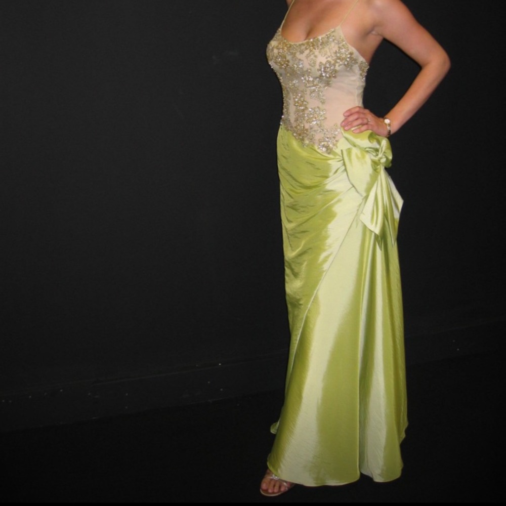 GORGEOUS Mon Cherie size 8 gown with clutch